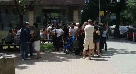 Как е била режисирана срещу заплащане паниката на опашките пред банките