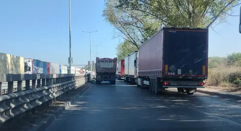 Увеличеният товарен трафик натрупа 3-километрова опашка от тирове пред Дунав мост Увеличеният товарен трафик натрупа 3-километрова опашка от тирове пред Дунав мост