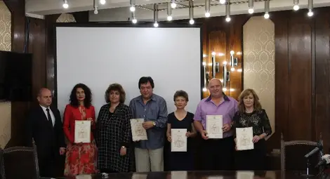Кметът на Русе Пламен Стоилов връчи отличията &bdquo;Неофит Рилски&ldquo; на училищните директори Енчо Енчев, Гергана Григорова и Емил Тюлеков, на директорката на детска градина Ценка Тодорова и на учителките Марияна Георгиева и Елена Лянова-Павлова. 		 Снимка: Община Русе