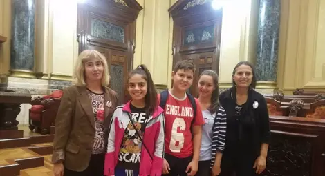 Децата от Бяла заедно със своите учителки. 