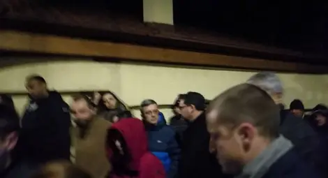 Депутати и младежи от ГЕРБ се събраха пред дома на Борисов