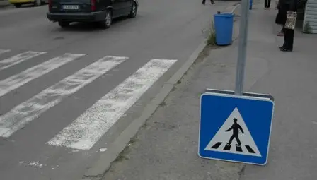 Баба на пешеходна пътека пострада при верижен удар