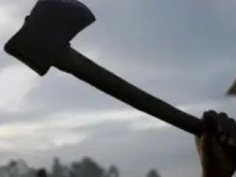 Баща налетя с брадва на сина си