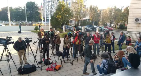 Десетки български и европейски журналисти часове наред чакаха пред областната полицейска дирекция, за да получат информация за разследването. Снимка: ТВН