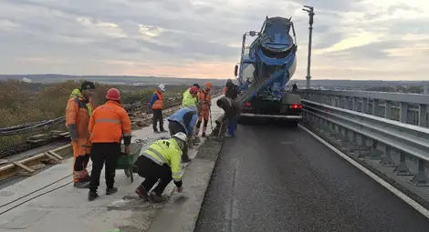 Около 50 куб. м бетон са излети за свързване на фугата между последните два ремонтирани участъка на Дунав мост при Русе Около 50 куб. м бетон са излети за свързване на фугата между последните два ремонтирани участъка на Дунав мост при Русе