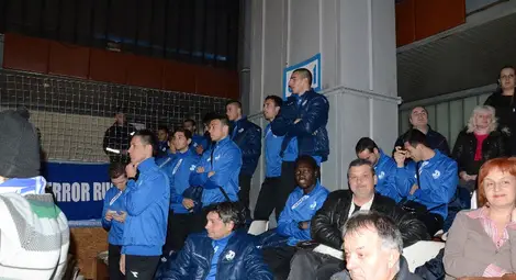 Футболистите на &bdquo;Дунав&ldquo; с щипка сол в дербито на феновете