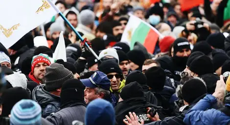 Протестиращите искат да нахлуят в сградата на парламента Протестиращите искат да нахлуят в сградата на парламента