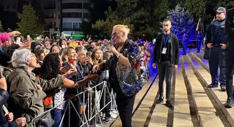 Дъждът не попречи на почитателите на Васил Найденов да напълнят централния площад и да пеят повече от час с любимия си изпълнител на финала на празника на тортата Гараш. Страхотни сте, Русе! Благодаря за подкрепата през годините и до нови срещи, обърна се емоционално към множеството голямата звезда на българската музика.