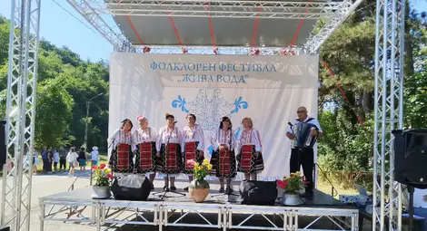 Фолклорният събор „Жива вода“ отново събра стотици хора от цялата страна в Каран Върбовка Фолклорният събор „Жива вода“ отново събра стотици хора от цялата страна в Каран Върбовка