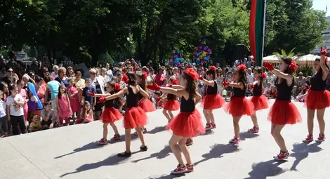 Пъстър концерт на малки таланти  даде старта на детския празник