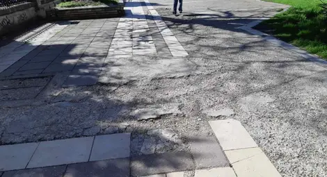 Д-р Теодора Константинова: Губим площада пред Симеоновата къща сред дупки, начупени плочки и паркирани коли