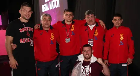 Шестима борци на &bdquo;Юнак&ldquo; работят на Белмекен за световен тепих