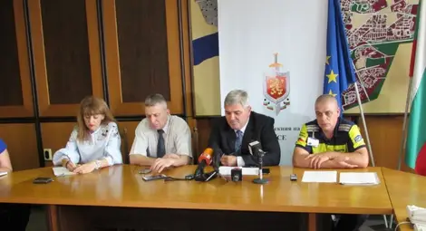 директорът на ОД на МВР старши комисар Теодор Атанасов /в средата/ отчете дейността на полицията за първото шестмесечие на годината.                                                  Снимки: Русе Медиа