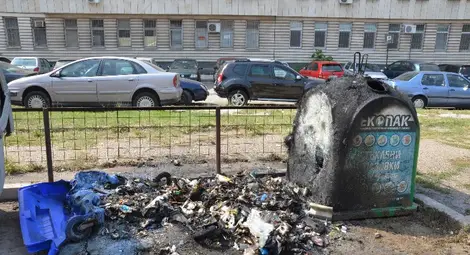 Пиромани запалиха два пластмасови контейнера