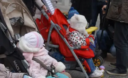 Родителите отново подават заявления за детските надбавки