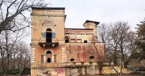 Новите собственици ремонтират един от най-скъпите имоти в Русе