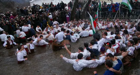 На Йордановден ледената Тунджа "завря" под нозете на калоферци /галерия/