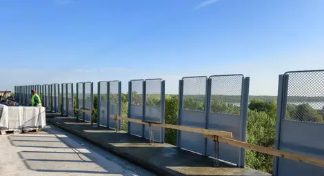 Продължава монтажът на пътните панели при основния ремонт на Дунав мост при Русе