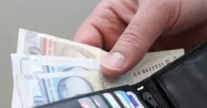 Работещите в частния сектор намаляват, бюджетарите растат