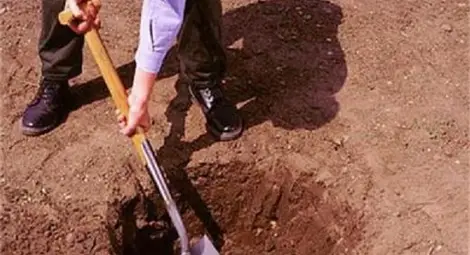 Пожарникари вадят мъж с инфаркт от гроб