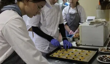 В кухнята на Обретенови: Сладки рецепти, история и памет в учебната практика на ПГ по туризъм - Русе