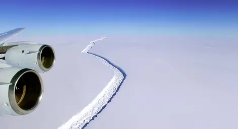 Учени откриха над 90 вулкана под леда на Антарктида