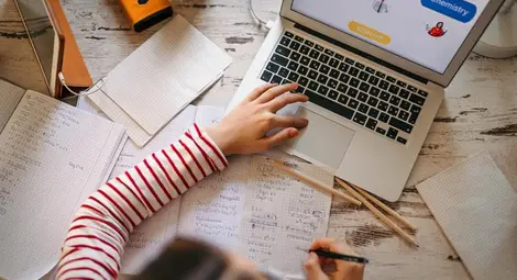 20 паралелки от 10 училища учат онлайн заради заразени с К-19 деца