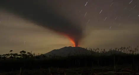 Евакуират стотици в Мексико заради вулкана Колима