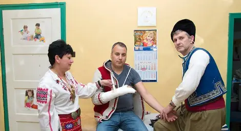 Традициите са живи &ndash; цяло село заживя с български народни носии /галерия/