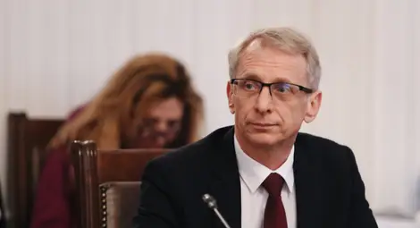 Денков: Чакам решението на МЗ за отпадане на тестовете в училище