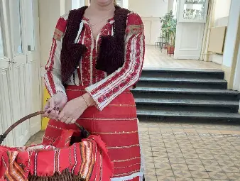 Баба Марта бързала, мартенички вързала в русенското училище "Христо Ботев"