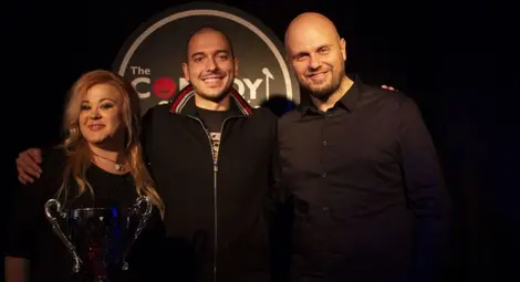 Петя Кюпова и Николаос Цитиридис с продуцента Иван Кирков. 				 Снимка: Комеди Клуб София