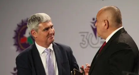 Кабинет и синдикати се разбраха за заплатите на 11 хиляди медицински специалисти