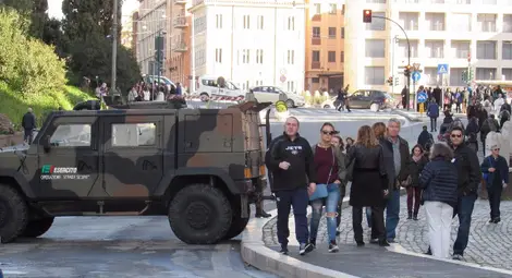 Тежки джипове пазят улиците от атентати с камиони.