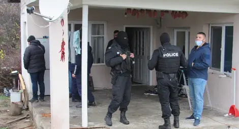 Девет роднини от Ветово задържани за нагли измами с парфюми по интернет