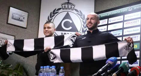 Петров /първият отдясно наляво/ с екипа на „Славия“. Снимка: Интернет Петров /първият отдясно наляво/ с екипа на „Славия“. Снимка: Интернет