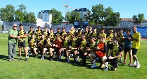 Русенският &bdquo;Ботев&ldquo; вдигна купата за зонален вицешампион