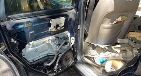 Любопитна мечка влезе в автомобил, заключи се и го разби на парчета /галерия/ Любопитна мечка влезе в автомобил, заключи се и го разби на парчета /галерия/