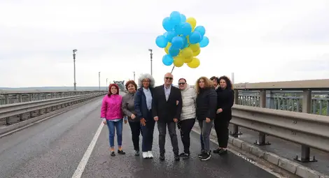 Десетки балони с цветовете на знамето на Европейския съюз полетяха от Дунав мост в чест на Деня на Европа