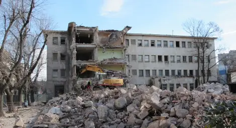Събарянето на бившия Родилен дом трябва да приключи до 3 април.  Снимка: Русе Медиа