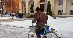 Тръгнал с колело в леда дядо приет в болница с три счупени ребра
