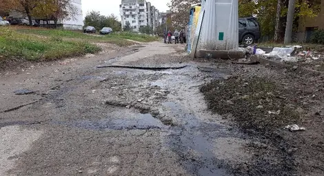 Лепило щяло да държи  полагания във вода асфалт