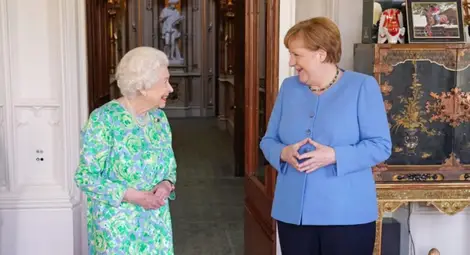 Меркел върна усмивката на лицето на кралица Елизабет Втора