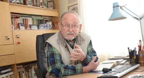 Христо Димов разказва за гостуването на Христо Проданов в Русе. Снимки: Бисер ТОДОРОВ и личен архив