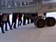 Пътници бутат замръзнал самолет, за да тръгне (ВИДЕО)