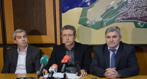 Директорът на областната дирекция на МВР Теодор Атанасов, окръжният прокурор Георги Георгиев и наблюдаващият прокурор Радослав Градев /от дясно на ляво/ информираха пестеливо за течащото разследване. 				            Снимка: Красимир СТОЯНОВ