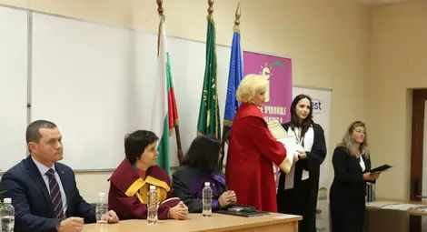 Близо 90 абсолвенти от випуск 2025 на филиала на ВУАРР в Русе получиха дипломите си днес Близо 90 абсолвенти от випуск 2025 на филиала на ВУАРР в Русе получиха дипломите си днес