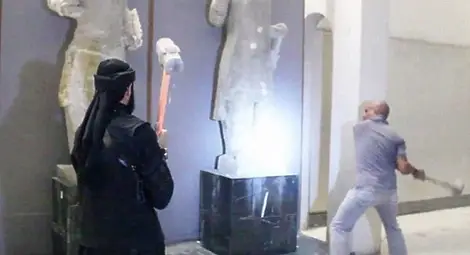 ИД варварски унищожи древни иракски артефакти /видео/