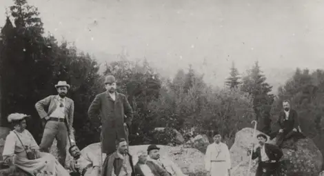 1 Излет на Черни връх, август 1894 г. Алеко Константинов, д-р Кръстьо Кръстев и жена му Радка Кръстева, учителите в Първа гимназия Никола Висковски, Георги Хаджибонев, Димитър Илков, д-р Никола Червениванов, книжарят Христо Олчев и д-р Бончо Боев.