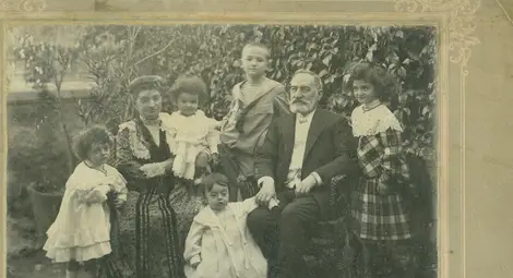 Семейството на художника в Русе през 1886 г., фотографирано от К. Курциус. Бащата Маркус, майката Софи, големия брат Сами, по-малкият брат Йозеф и сестра му Ида. Детето, което е в майката, е Жул Паскин. Истинското му име е Юлиус Пинкас. Семейството на художника в Русе през 1886 г., фотографирано от К. Курциус. Бащата Маркус, майката Софи, големия брат Сами, по-малкият брат Йозеф и сестра му Ида. Детето, което е в майката, е Жул Паскин. Истинското му име е Юлиус Пинкас.